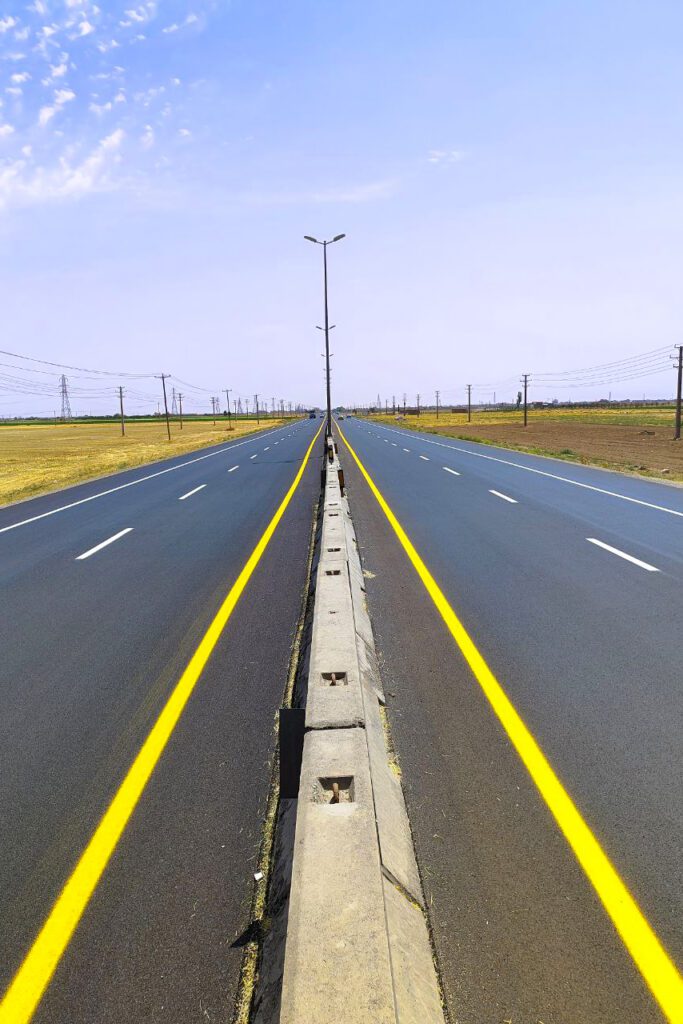 پروژه خطکشی در محورهای اصلی استان همدان به کرمانشاه: بهبود ایمنی و ترافیک در جاده‌های ارتباطی حیاتی